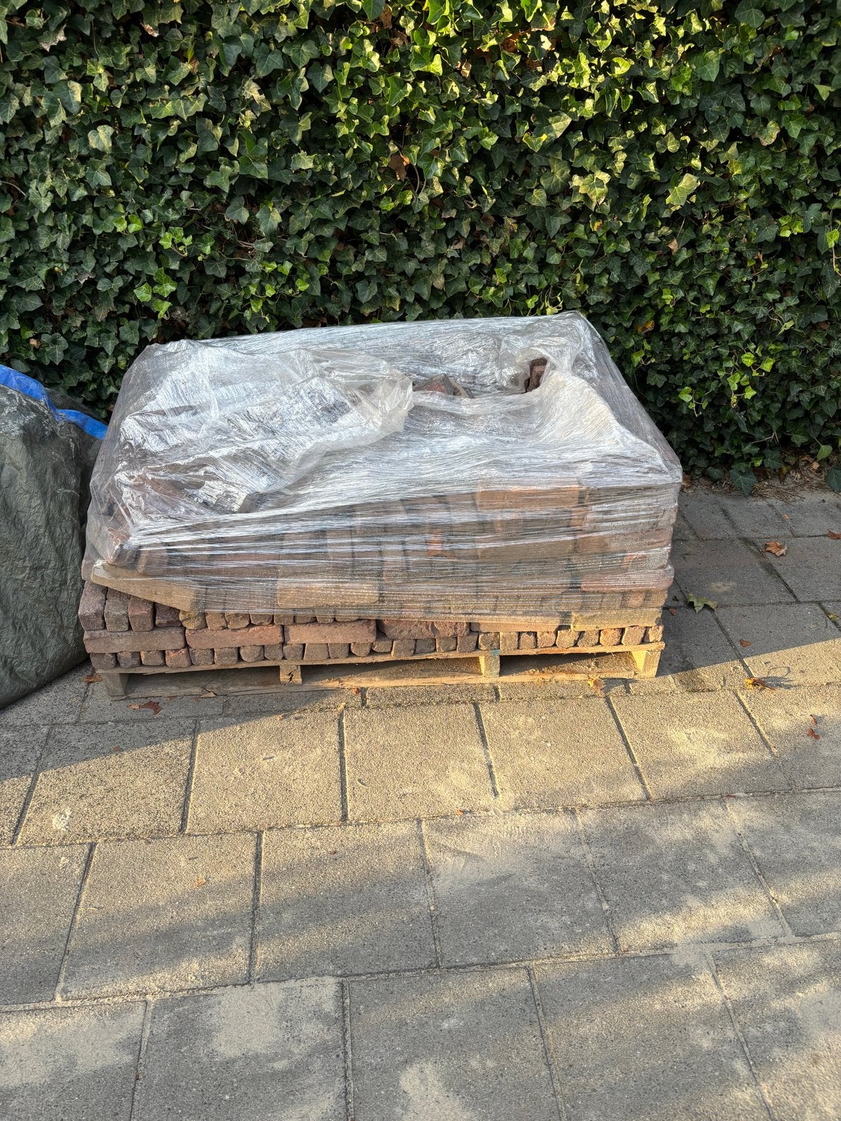 Gezaagde en getrommelde oude waaltjes op pallet (6m²), Doe-het-zelf en Verbouw, Tegels, Ophalen, Overige materialen, Gebruikt