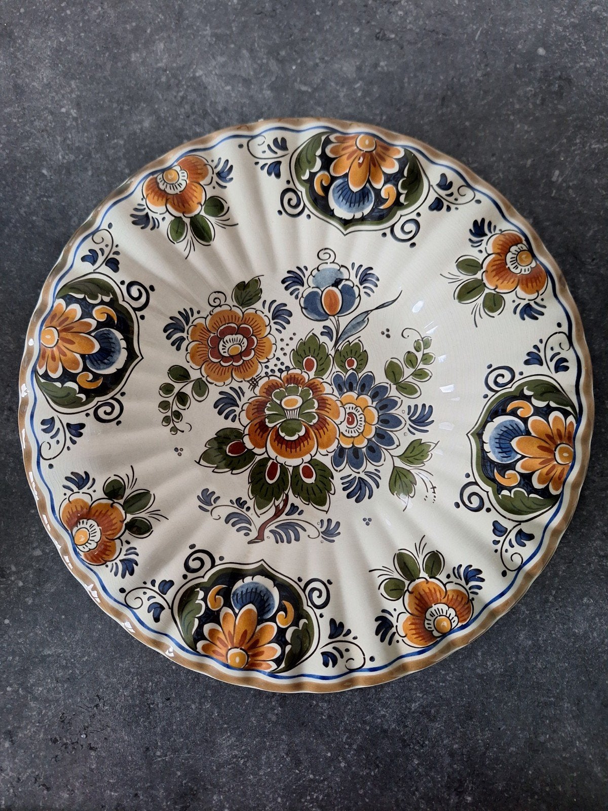 Handgeschilderd Delfts polychroom wandbord met bloemmotief, Antiek en Kunst, Ophalen