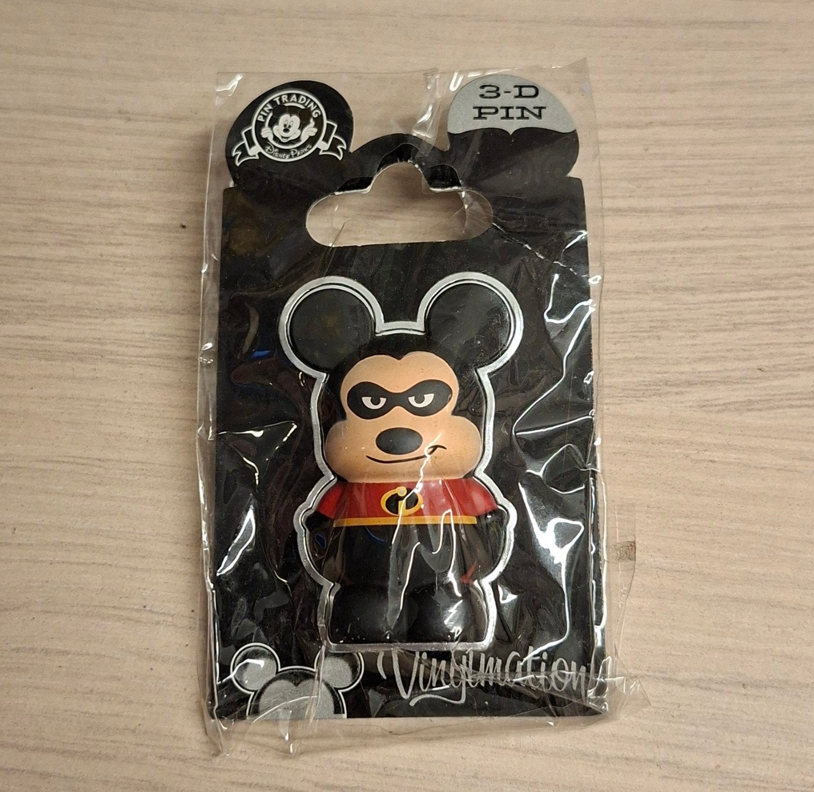 Mickey Incredible Vinylmation 3D pin - Disney (nieuw), Verzamelen, Ophalen of Verzenden, Nieuw, Speldje of Pin