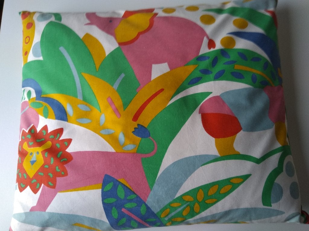 2 kleurrijke kussens kinderkamer jungle, Ophalen of Verzenden, Gebruikt, Kleed of Kussen