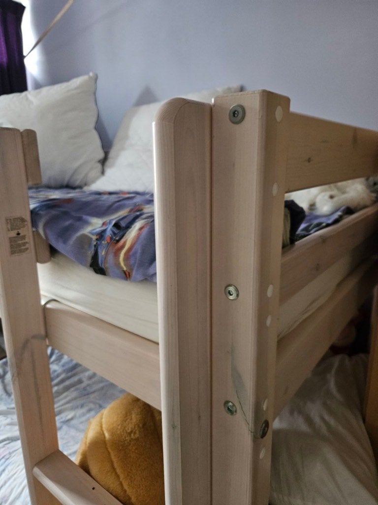 Foto 2 van Z.g.a.n. white wash Stapelbed met lattenbodems