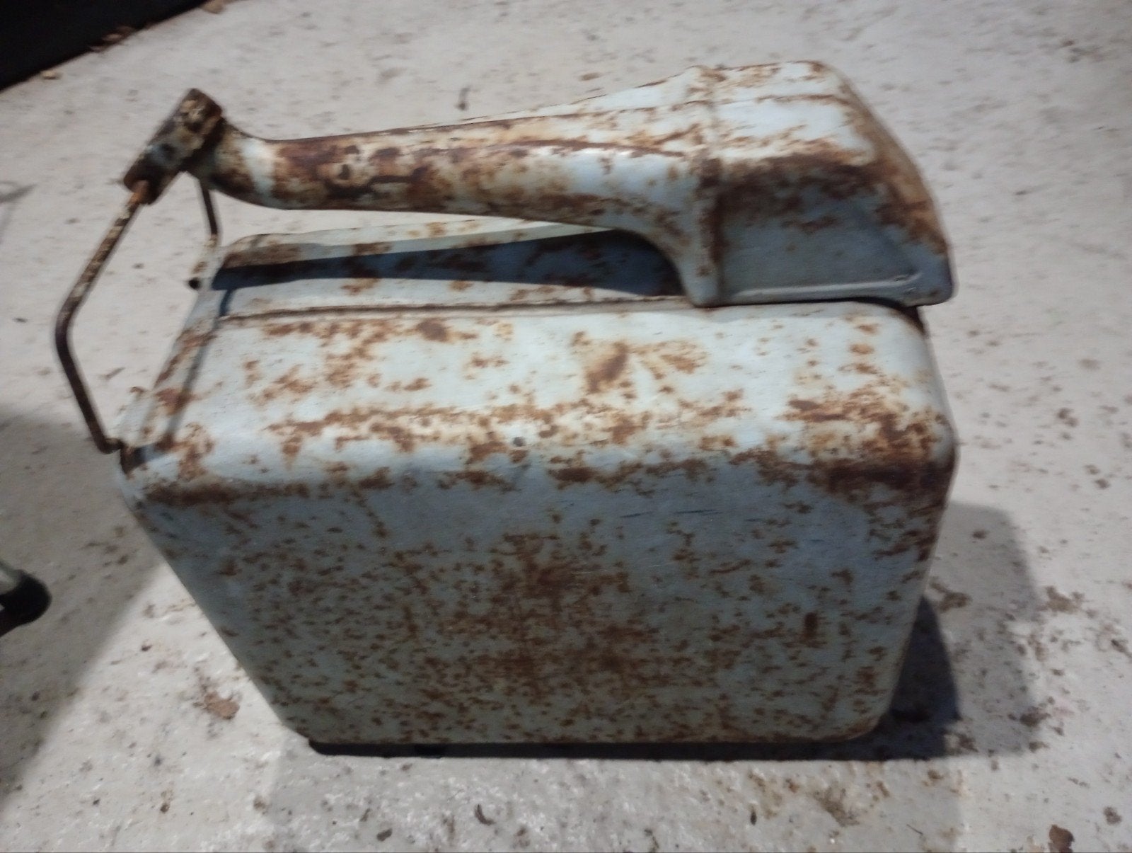 Vintage ijzeren jerrycan - decoratief of voor restauratie, Ophalen of Verzenden