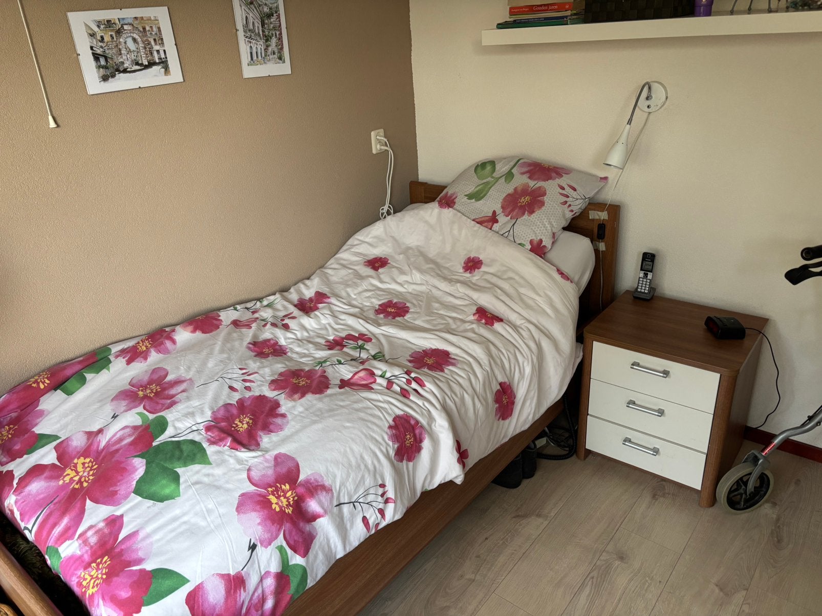 Bed met linnenkast