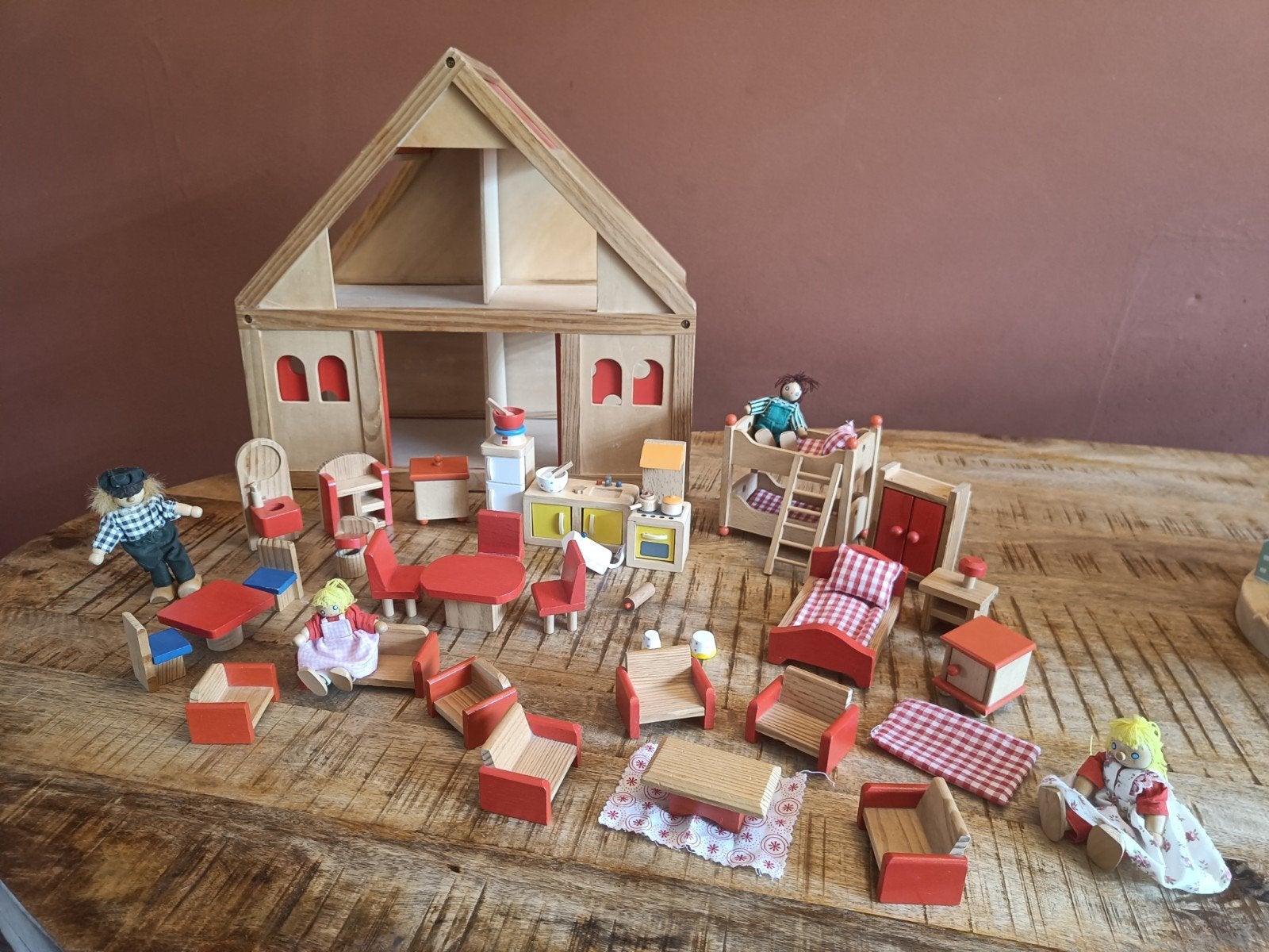 Houten poppenhuis met meubels en poppen, Ophalen, Gebruikt, Poppenhuis