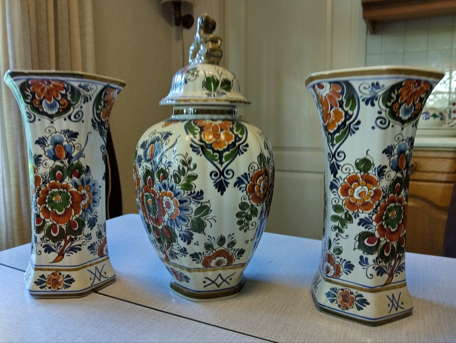 Prachtig Delfts polychroom vazen en gemberpot set, Antiek en Kunst, Antiek | Vazen, Ophalen