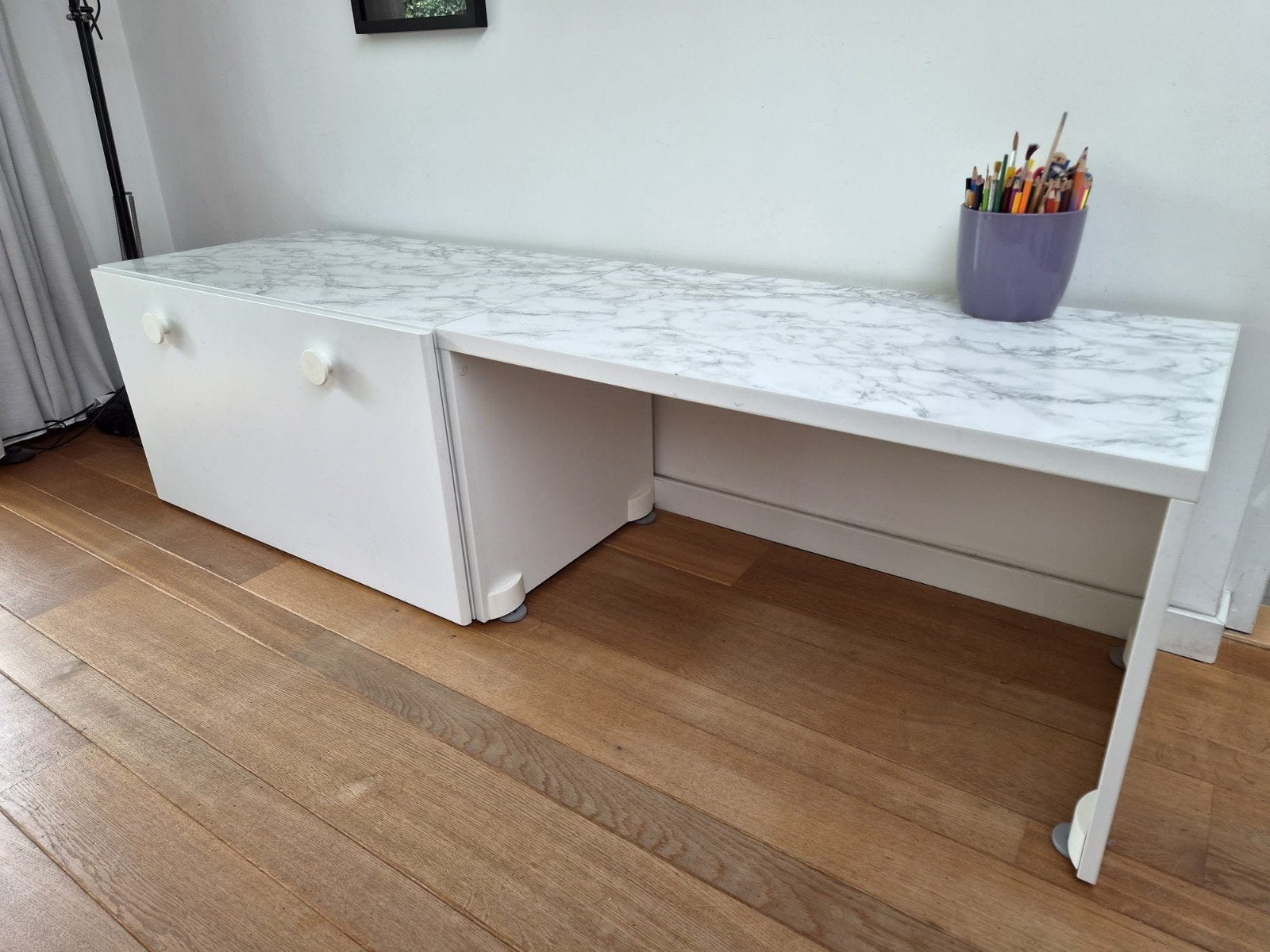 Kinder speel bureau met marmerlook blad en opberglade, Huis en Inrichting, Bureaus, Ophalen, Met lades, Gebruikt, 180 cm