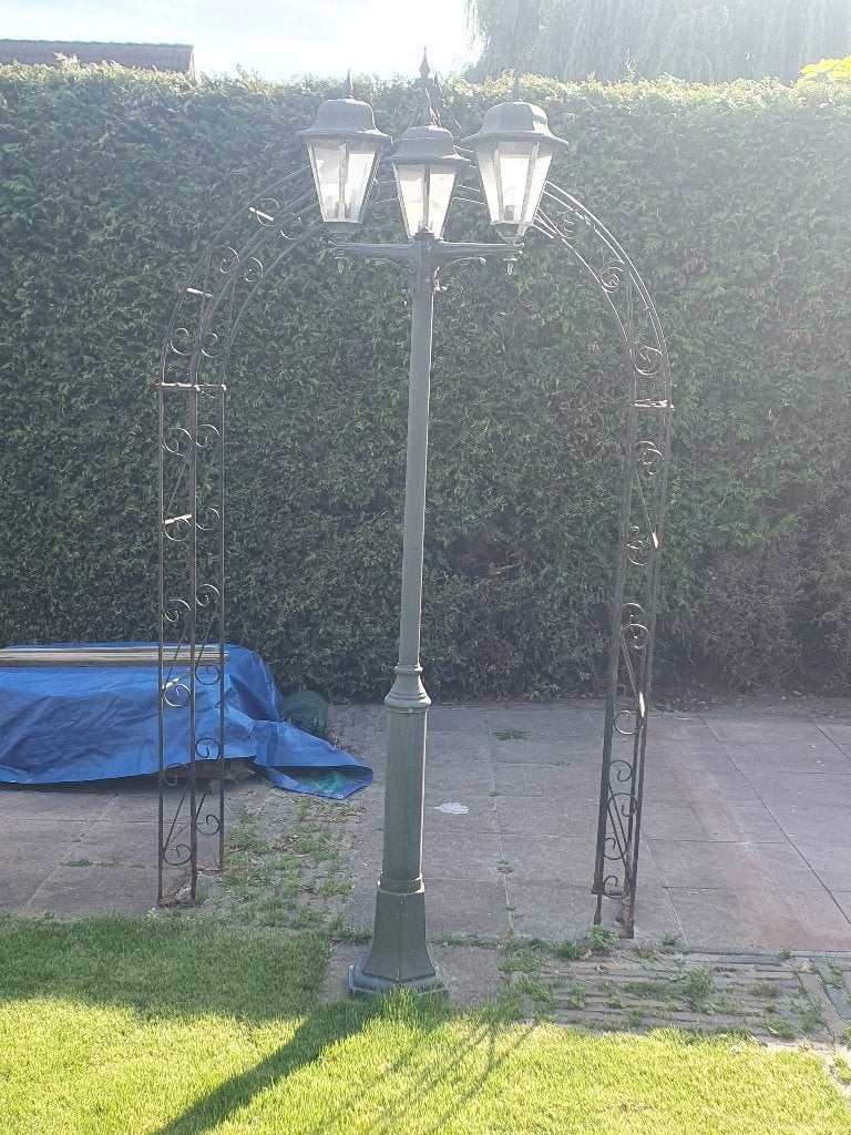 Te koop een buitenlantaarn met 3 kappen, Ophalen, Gebruikt, Staande lamp, Netvoeding