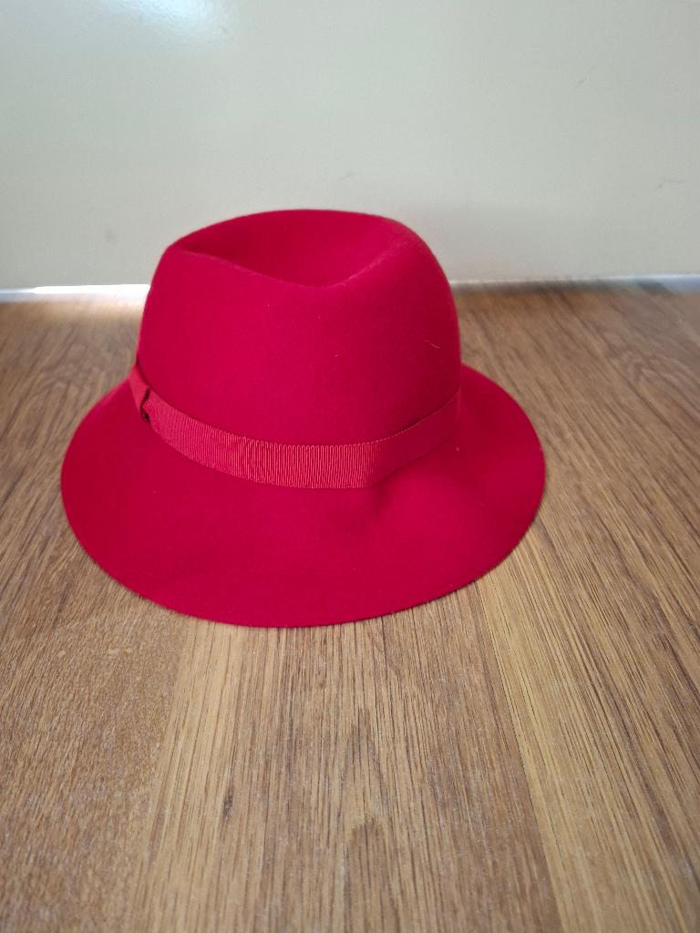 Dameshoed rood, Kleding | Dames, Hoeden en Petten, Ophalen of Verzenden, Gedragen, One size fits all, Hoed