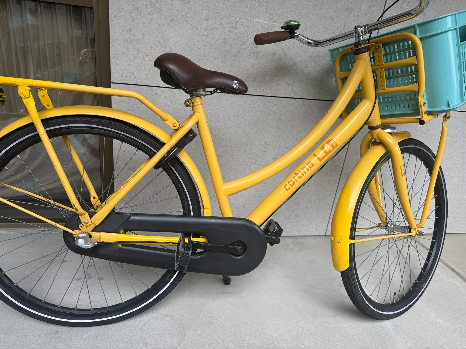 26 Cortina u4 fiets met mand - Geel, Fietsen en Brommers, Fietsen | Meisjes, Ophalen, Gebruikt, Versnellingen