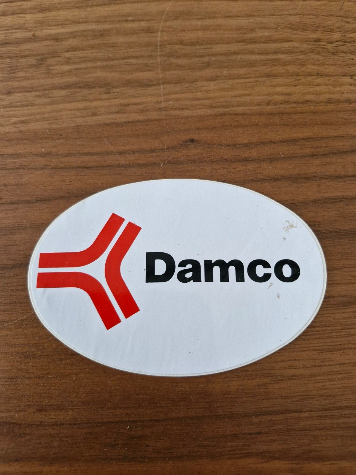 10577 Damco sticker - Vintage logo, Ophalen of Verzenden, Gebruikt, Bedrijf of Vereniging