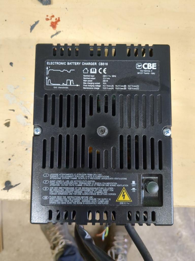 CBE CB516 acculader, Caravans en Kamperen, Ophalen of Verzenden, Gebruikt