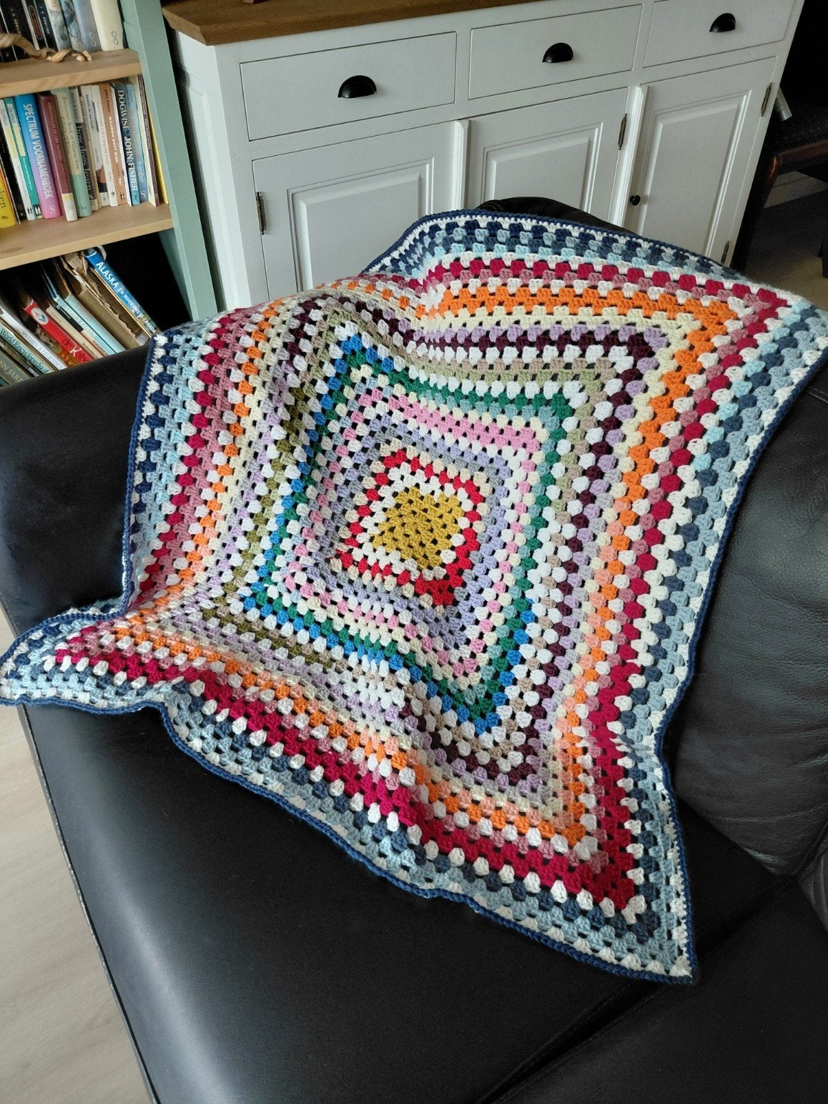 Gehaakte regenboog retro deken, nieuw, 90x90cm., Huis en Inrichting, Woonaccessoires | Plaids en Woondekens, Ophalen of Verzenden