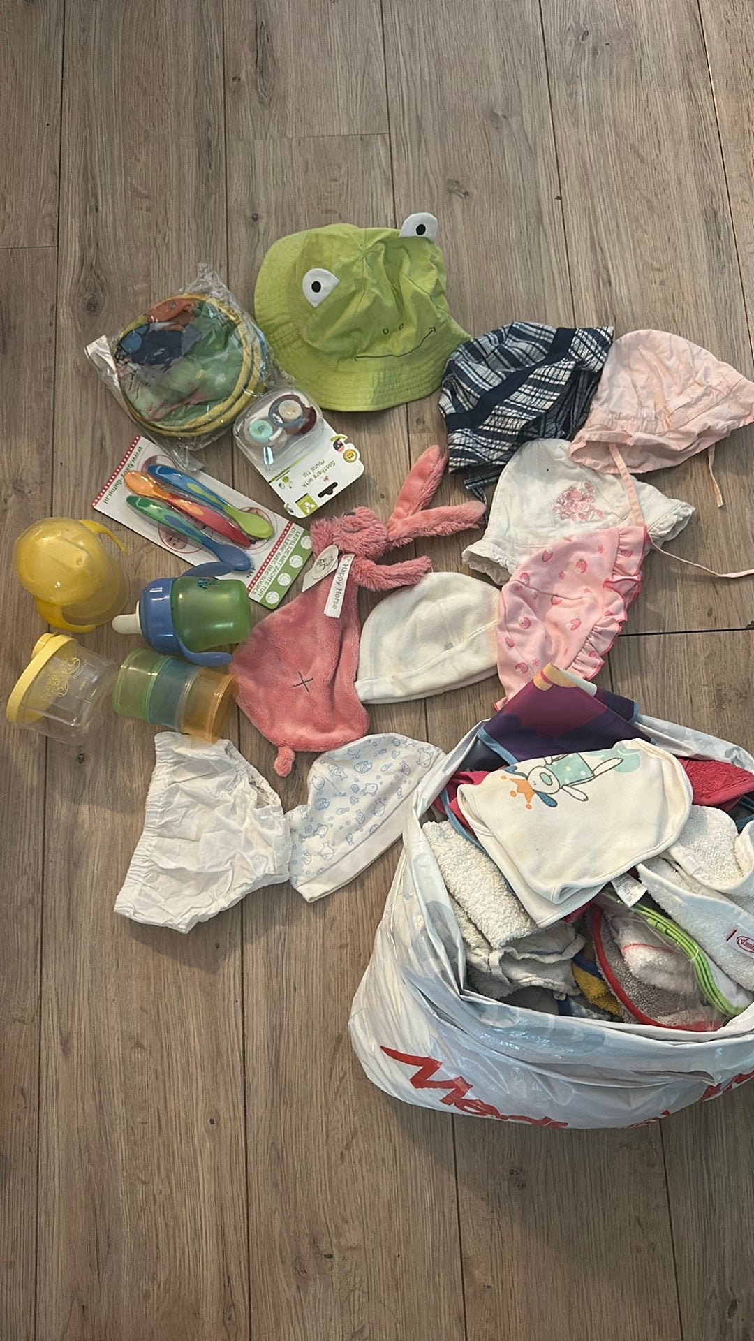 Diverse baby spullen, slabjes, doekjes, mutsjes, flesjes,, Ophalen of Verzenden, Gebruikt