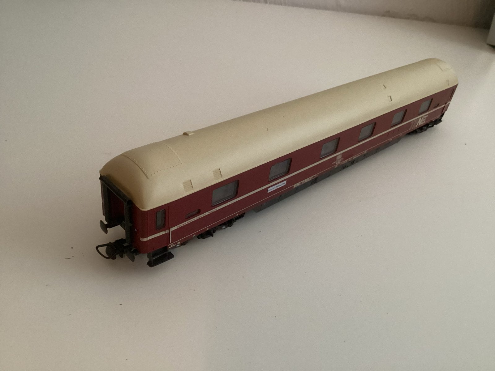 Roco TEN slaaprijtuig Bordeaux-rood 1:100 in OVP, Hobby en Vrije tijd, Modeltreinen | H0, Gebruikt, Gelijkstroom, Wagon, Ophalen of Verzenden