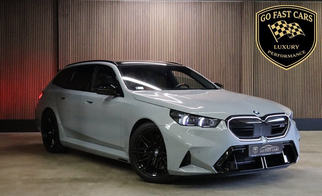 BMW 5-serie Touring M5|B&W|Pano|Hud|Stoelvent|360|2026|Fabri, Auto's, BMW, 21 km/l, 8 cilinders, 4395 cc, Adaptive Cruise Control