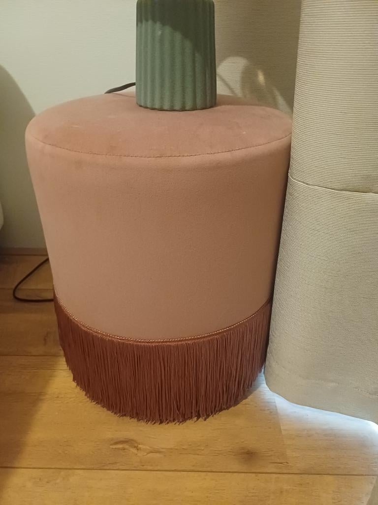 Roze poef met franjes - Zacht en stijlvol, Huis en Inrichting, Banken | Voetenbanken en Poefen, Zo goed als nieuw, Minder dan 50 cm
