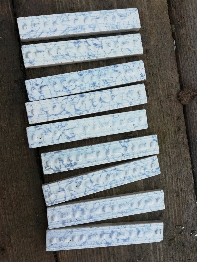 250 Antieke tegelrandjes wit donkerblauw adertje 15,2x2,6 cm, Antiek en Kunst, Antiek | Wandborden en Tegels, Ophalen