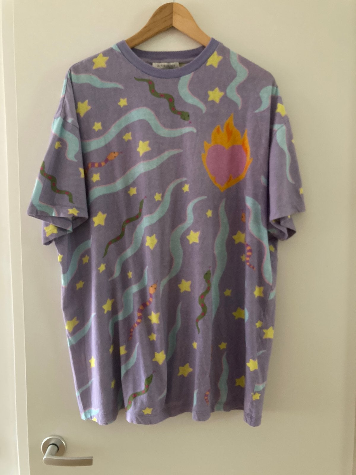 Anna Nina oversized XS/S shirt paars lila stars serpent, Kleding | Dames, Paars, Ophalen of Verzenden, Zo goed als nieuw, Korte mouw
