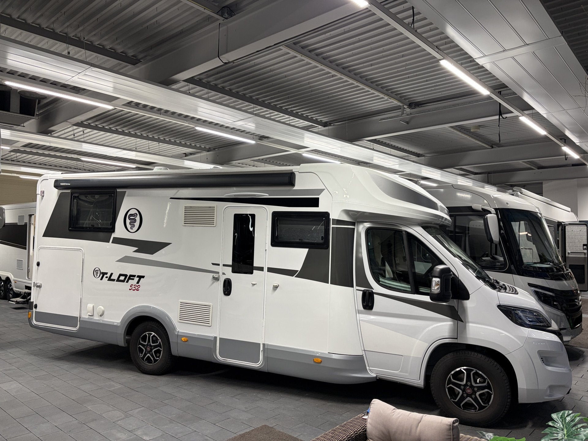 Elnagh Loft 532 9-traps Automaat, lengtebedden, elektrisch h, Caravans en Kamperen, Campers, Galliersweg 39
5349AT  OSS, NL, 7 tot 8 meter