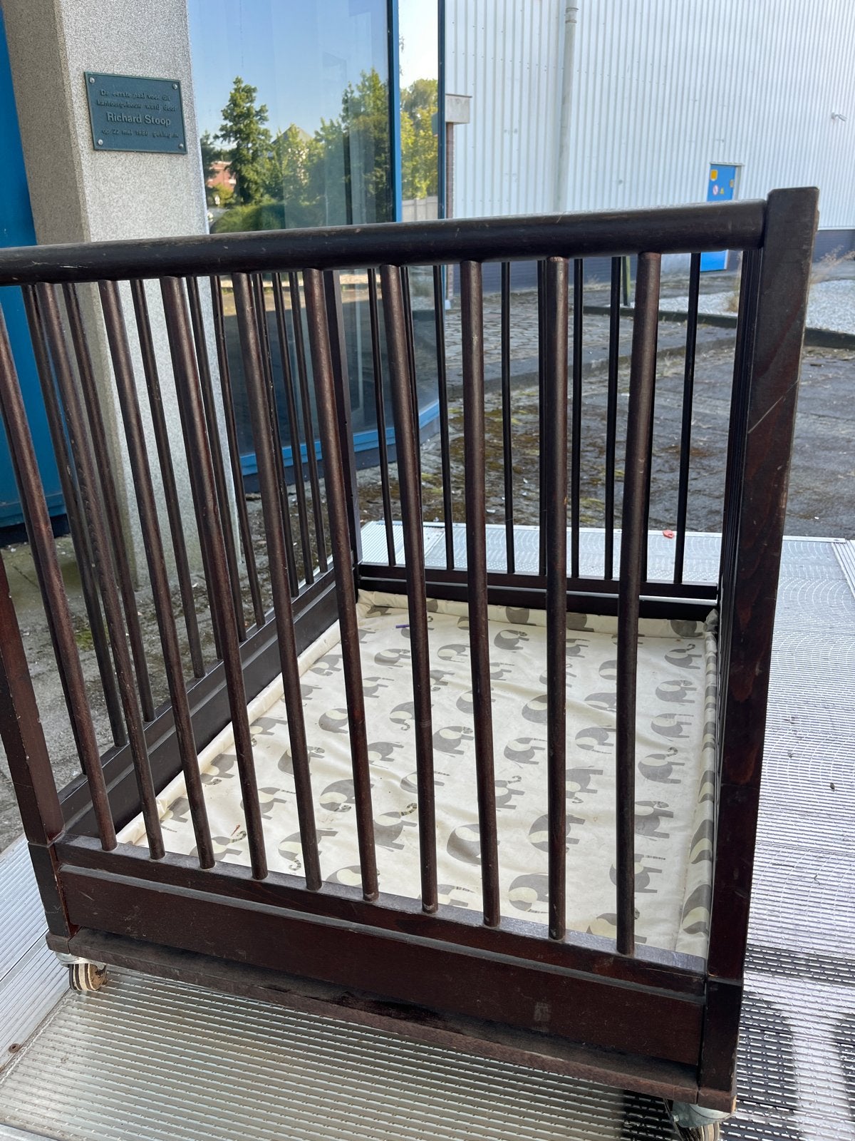 Donkerbruine houten box met wieltjes en boxkleed, Ophalen, Gebruikt, Vierkant, Boxkleed