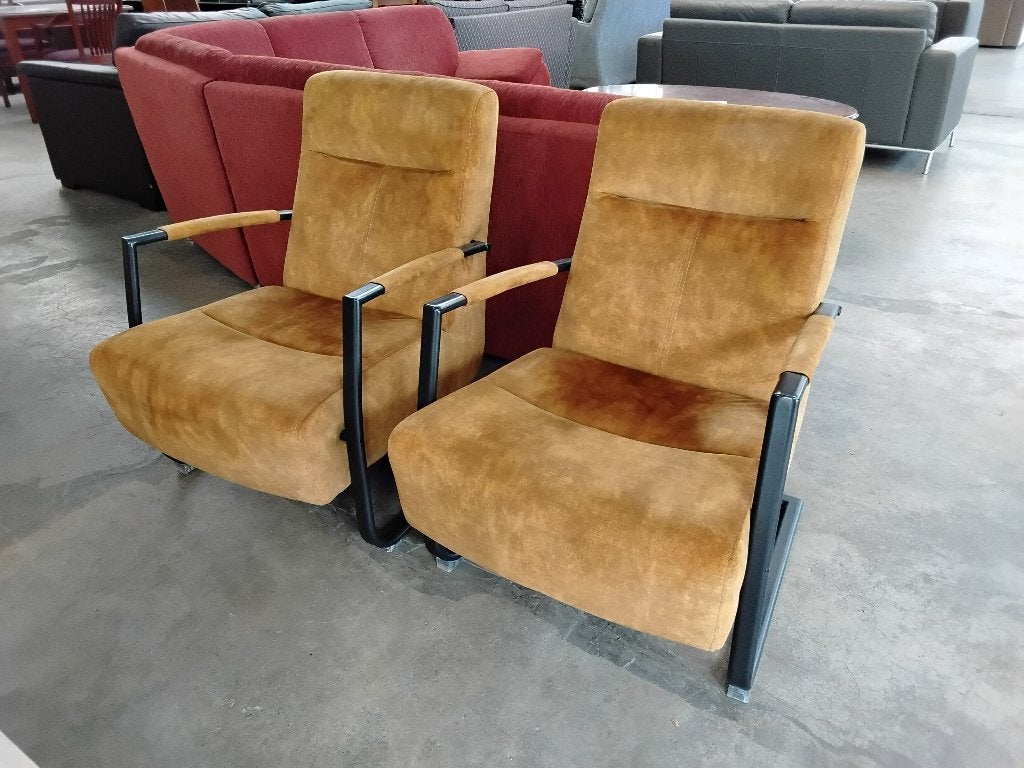 Twee stoelen i.z.g.st! Voor 150= p/st. Second Life Wolvega.