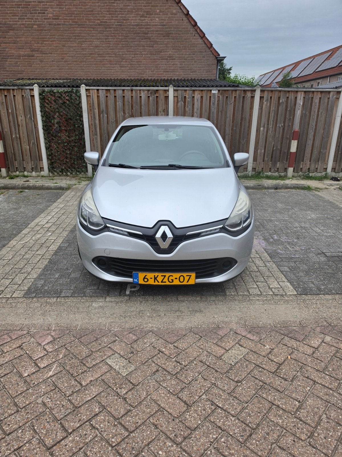 Renault Clio 0.9 TCE 66KW 5-DRS 2013 Grijs, Auto's, Voorwielaandrijving, 898 cc, 40 €/maand, 540 kg