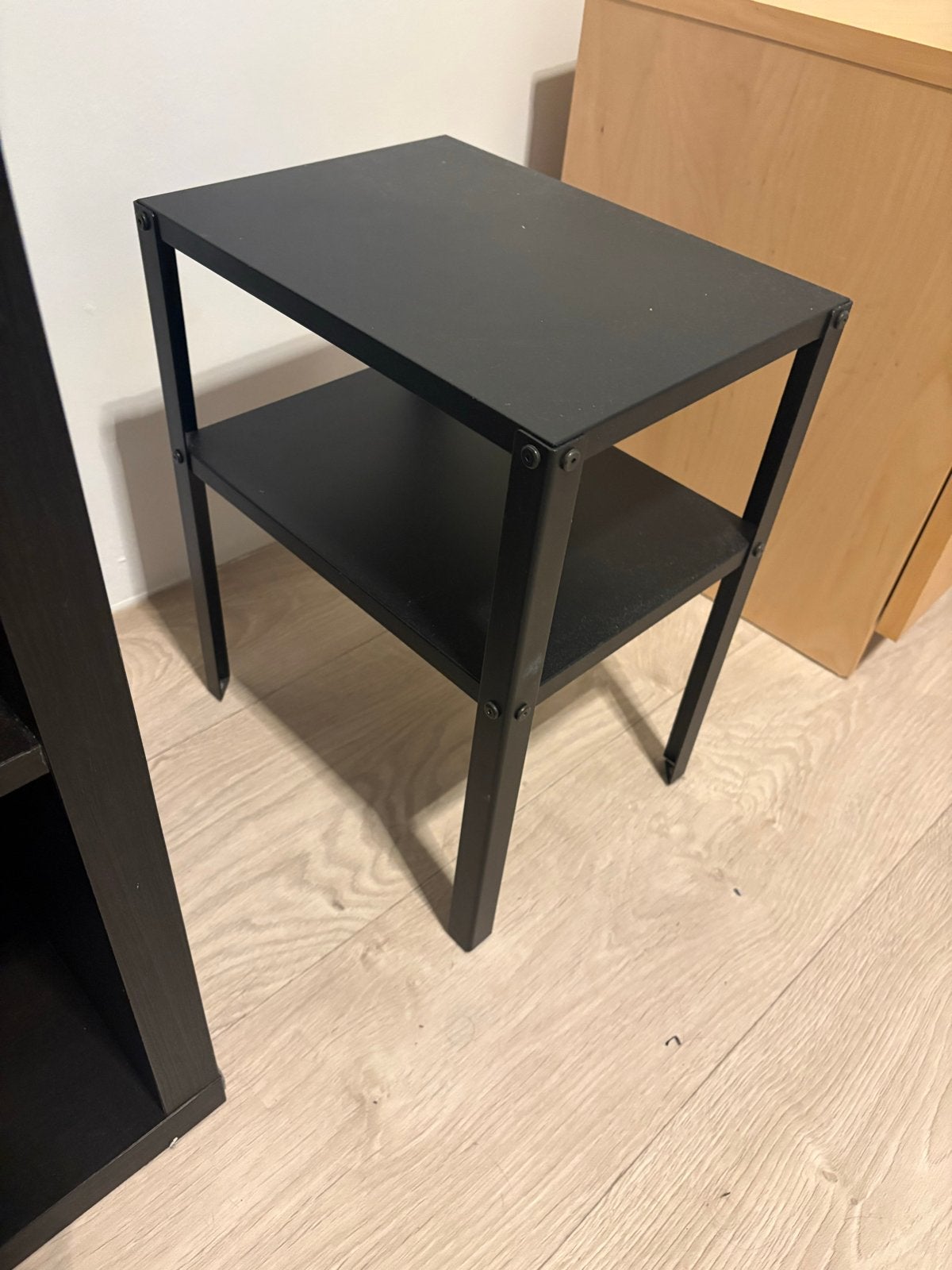 IKEA Nachtkastje - Zwart, Compact en Modern, Huis en Inrichting, Slaapkamer | Nachtkastjes, Ophalen, Gebruikt, Minder dan 45 cm