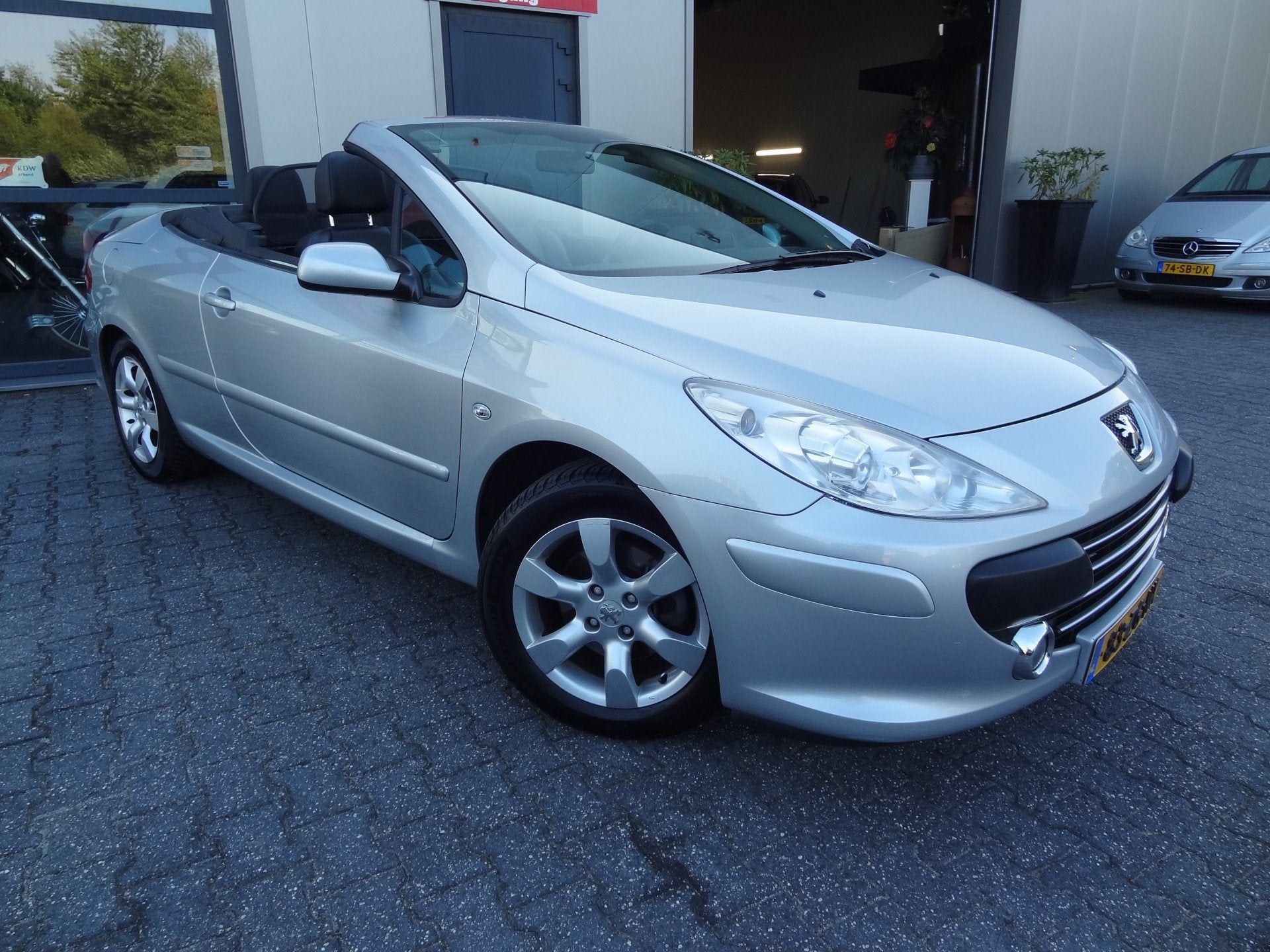 Peugeot 307 CC 2.0-16V | NL AUTO | CLIMATE | TREKHAAK | LMV, Auto's, Gebruikt, Zwart, 4 cilinders, Cabriolet