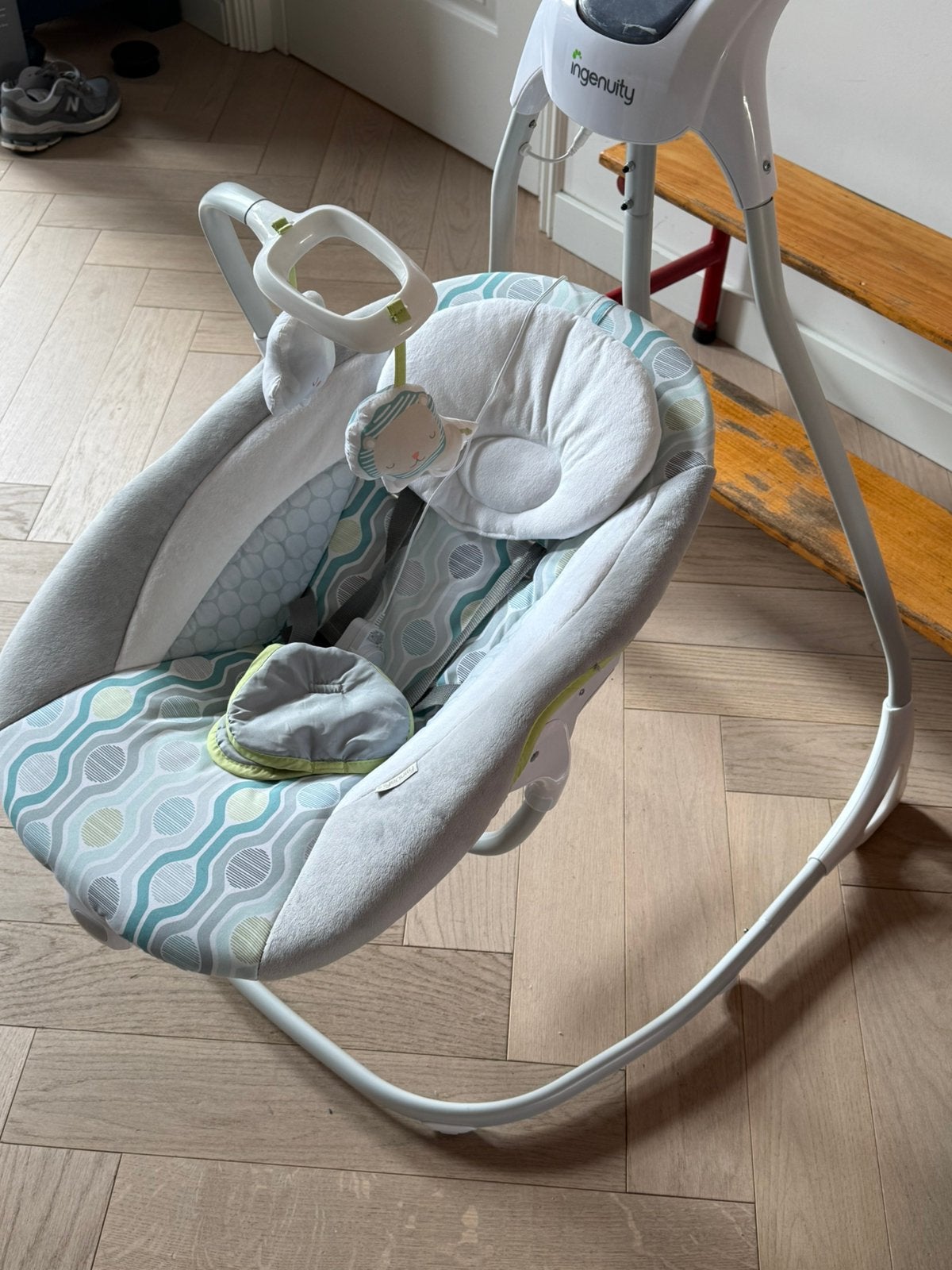 Babyswing met muziek, trillen, verwchillende standen, Kinderen en Baby's, Wipstoeltjes, Gebruikt, Schommelstoel, Verstelbaar, Ophalen