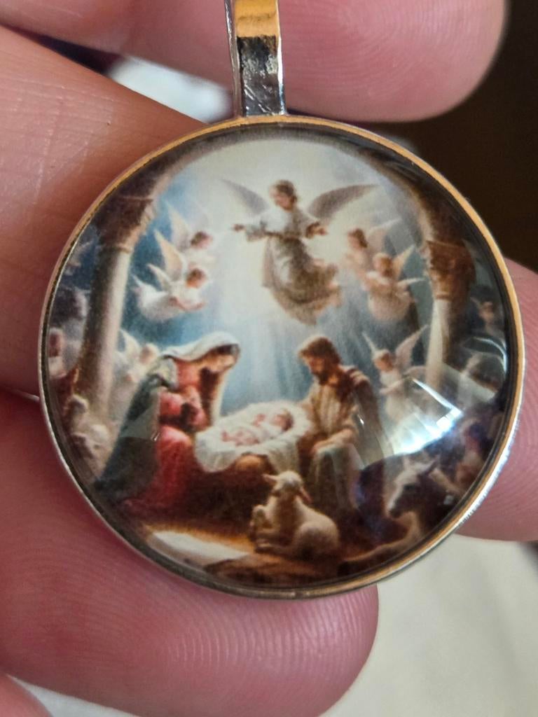 Religieuze glazen hanger met kerststal afbeelding, Glas of Kristal, Nieuw, Ophalen of Verzenden, Overige kleuren