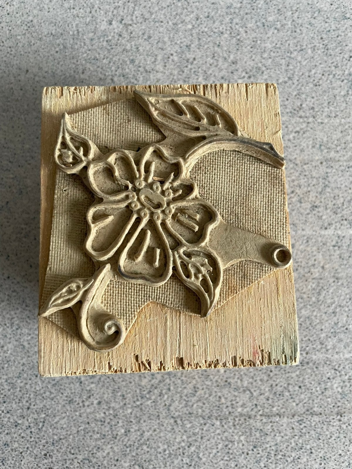 Mooie grote houten stempel bloem, Hobby en Vrije tijd, Stempelen, Verzenden, Zo goed als nieuw, Houten stempel