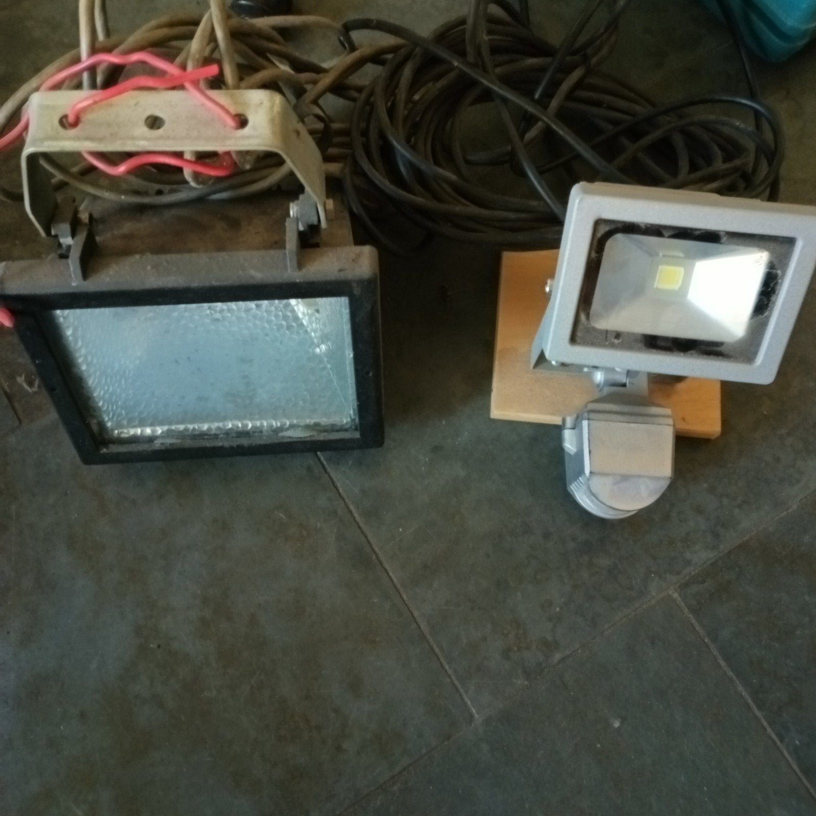 Set van 2 Buitenlampen: Halogeen en LED met Sensor, Ophalen, Gebruikt, Led, Netvoeding