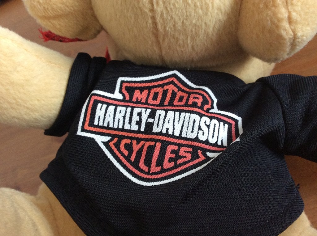 Buldog knuffel met bandana en Harley Davidson shirt. 22 cm, Ophalen of Verzenden, Gebruikt, Hond, Met kleding of accessoire