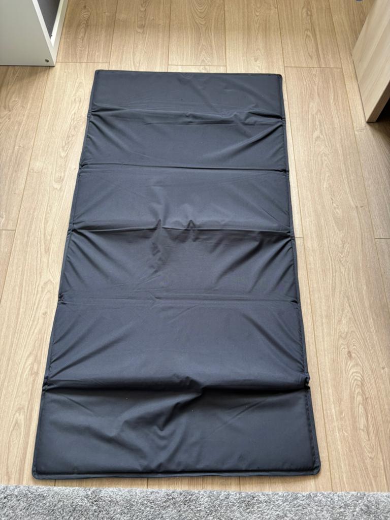 Onderlegger + matras camping bedje, Ophalen, Gebruikt, Reisbedje