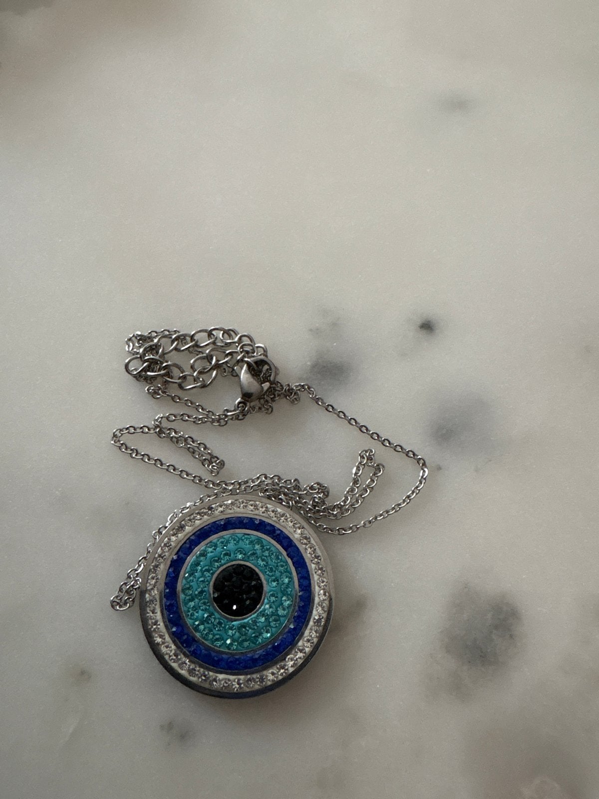 Zilverkleurige ketting met Evil Eye hanger en strass, Gebruikt, Ophalen of Verzenden, Zilver, Overige materialen