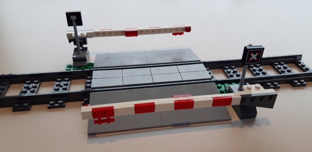 Lego trein: brede overweg + slagbomen + 2 seinpalen (Nieuw!), City, Lego, Nieuw, Ophalen of Verzenden