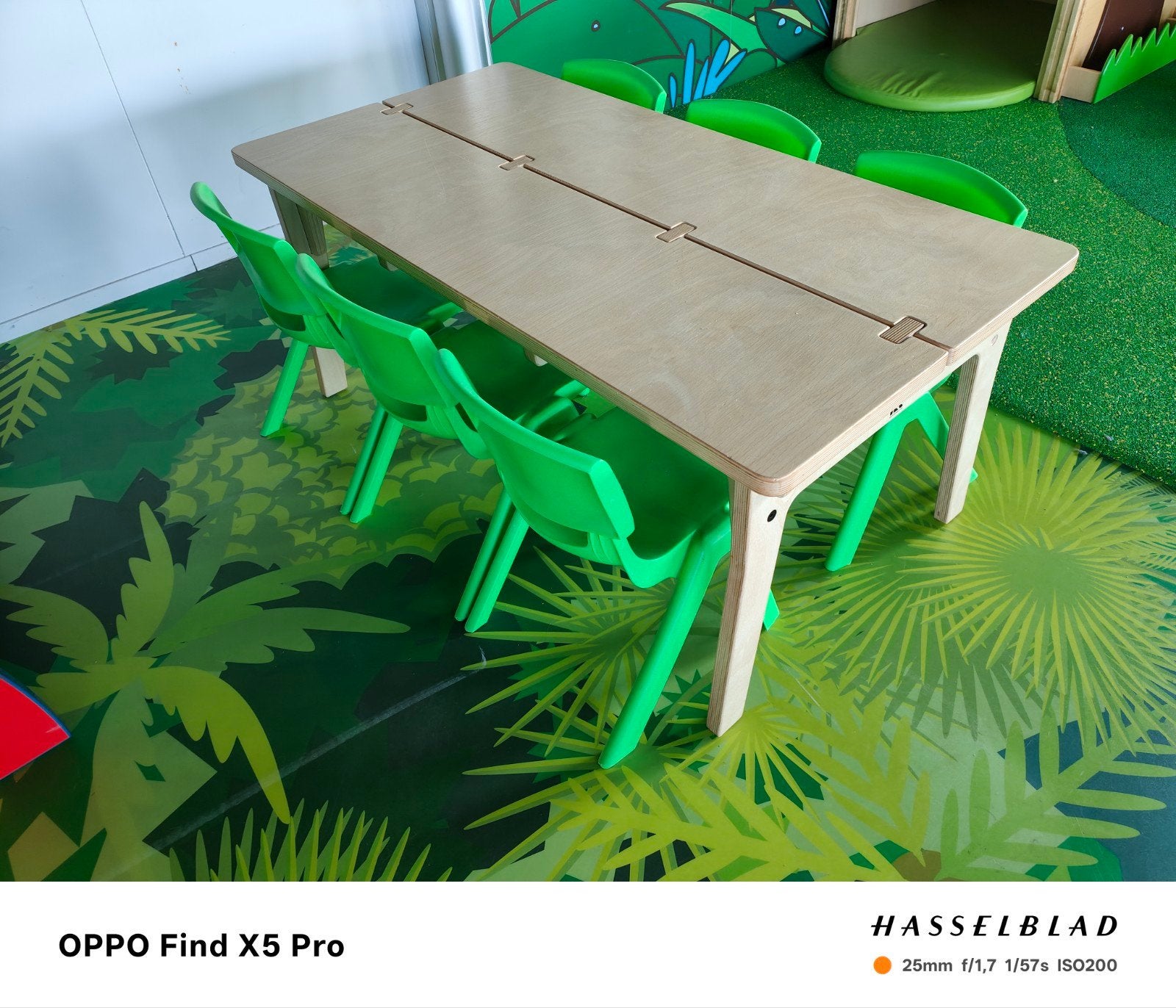 Houten kindertafel met 6 groene stoeltjes, Kinderen en Baby's, Kinderkamer | Tafels en Stoelen, Ophalen, Gebruikt, Tafel(s) en Stoel(en)