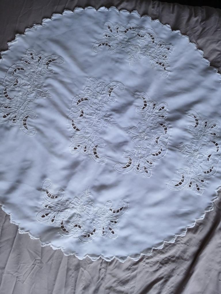 Rond tafelkleedje met broderie - Wit, Ophalen of Verzenden, Zo goed als nieuw, Rond