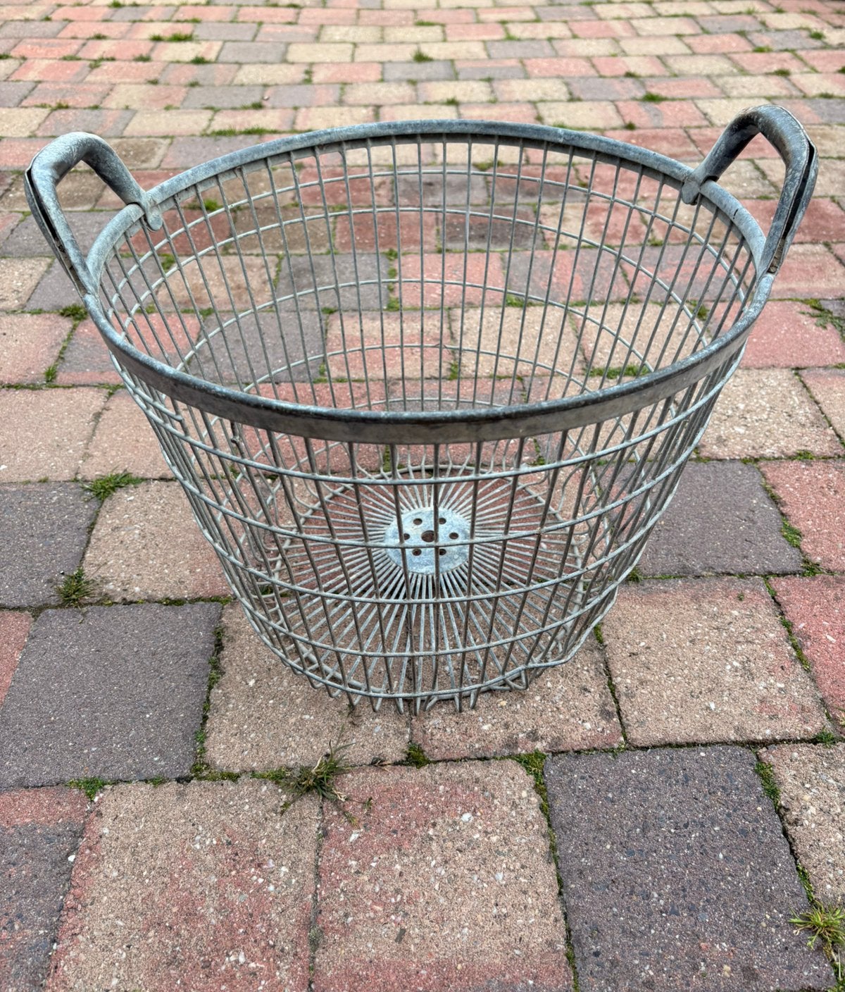 Oude brocante draadmand, Huis en Inrichting, Woonaccessoires | Schalen en Manden, Ophalen of Verzenden, Gebruikt, Rond, Riet