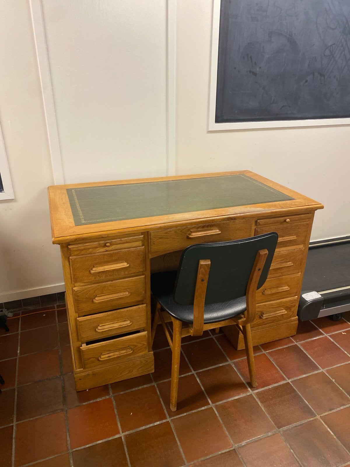 Vintage eikenhouten bureau met groen lederen blad, Huis en Inrichting, Ophalen, Gebruikt, Secretaire, Overige merken
