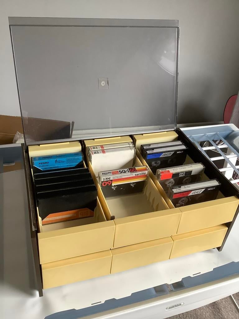 Vintage kunststof opbergdoos voor Cassettebandjes. Flair., Gebruikt, 2 t/m 25 bandjes, Overige genres, Ophalen of Verzenden
