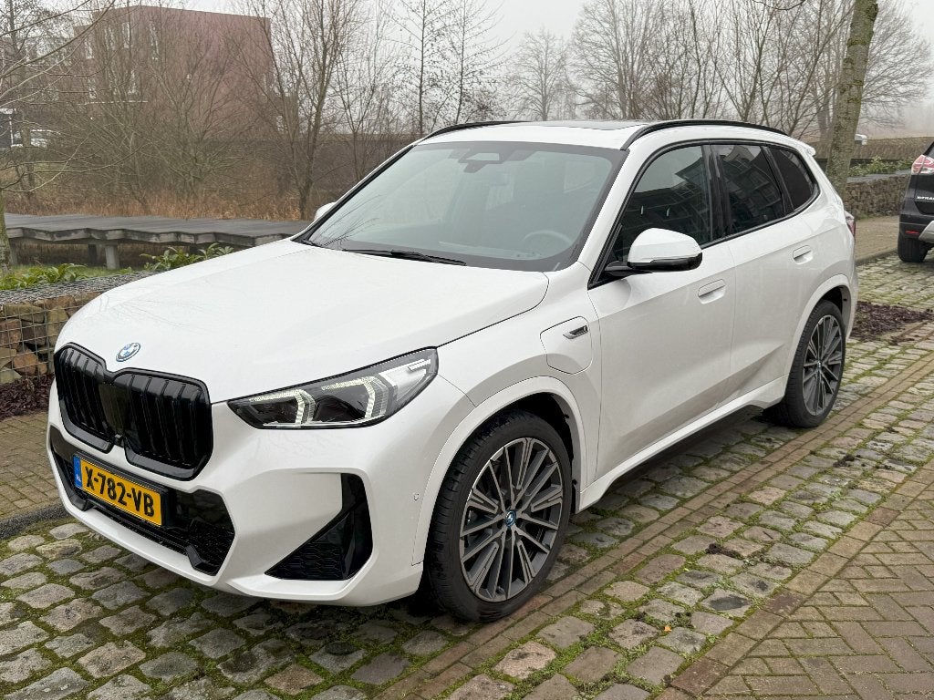 BMW X1 Xdrive30e 326pk 2023 Wit, Auto's, 1800 kg, Wit, Vierwielaandrijving, 3 cilinders