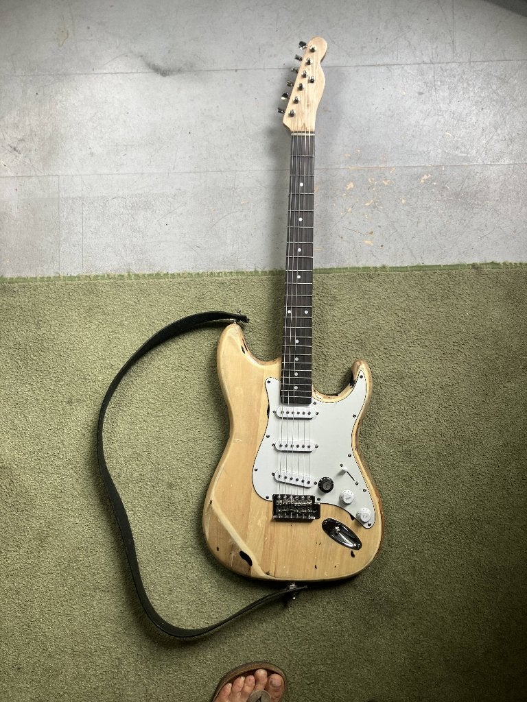 Foto 3 van Elektrische gitaar (strat body, tele hals)