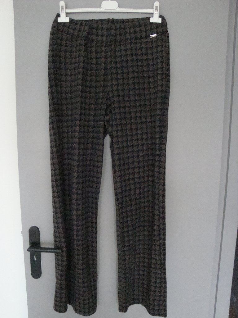 Maat 40. Lange SOPHIA PERLA broek met een blokje., Maat 38/40 (M), Zwart, Ophalen of Verzenden, Zo goed als nieuw