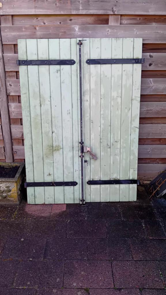2 oude groene luiken met origineel beslag, Tuin en Terras, Tuinwanddecoratie, Ophalen, Gebruikt