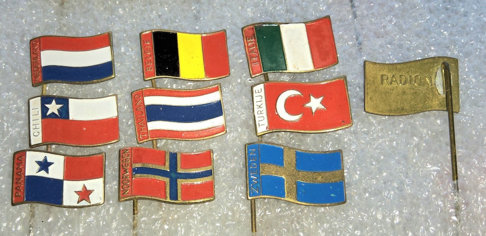 9 Speldjes Radion Zeeppoeder Vlaggen, Verzamelen, Ophalen of Verzenden, Gebruikt, Overige onderwerpen, Speldje of Pin