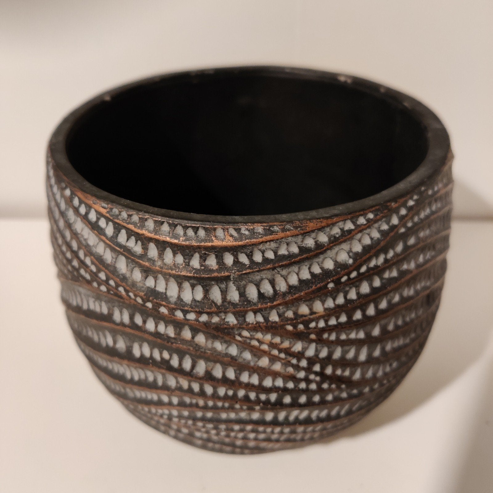 Decoratieve pot met uniek reliëfpatroon, Ophalen, Rond, Aardewerk, Binnen