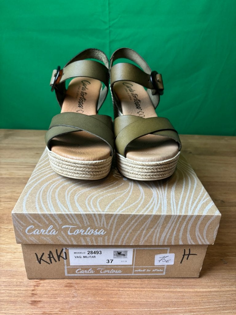 Carla Tortosa 28493 kaki sleehaksandalen maat 37, Kleding | Dames, Schoenen, Zo goed als nieuw, Groen, Sandalen of Muiltjes, Ophalen of Verzenden