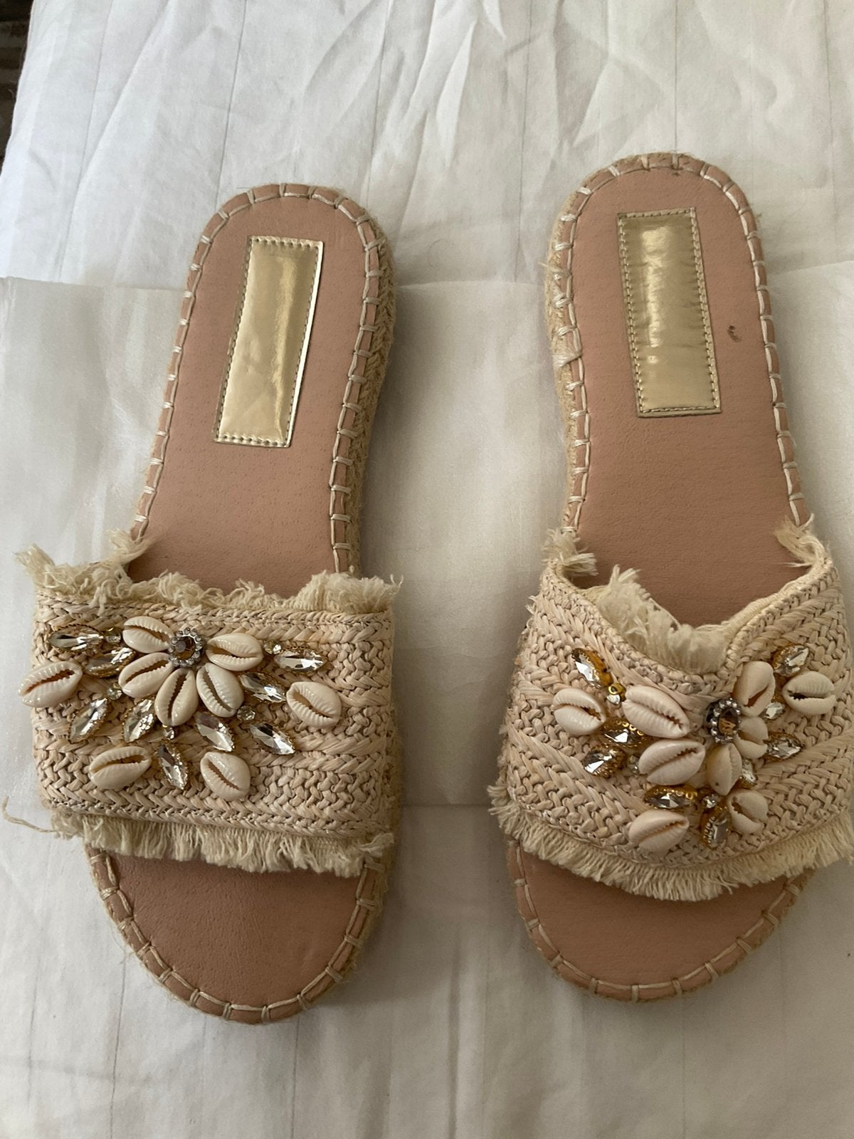 Slippers met Schelpen en Strass, Slippers, Beige, Ophalen of Verzenden, Gedragen