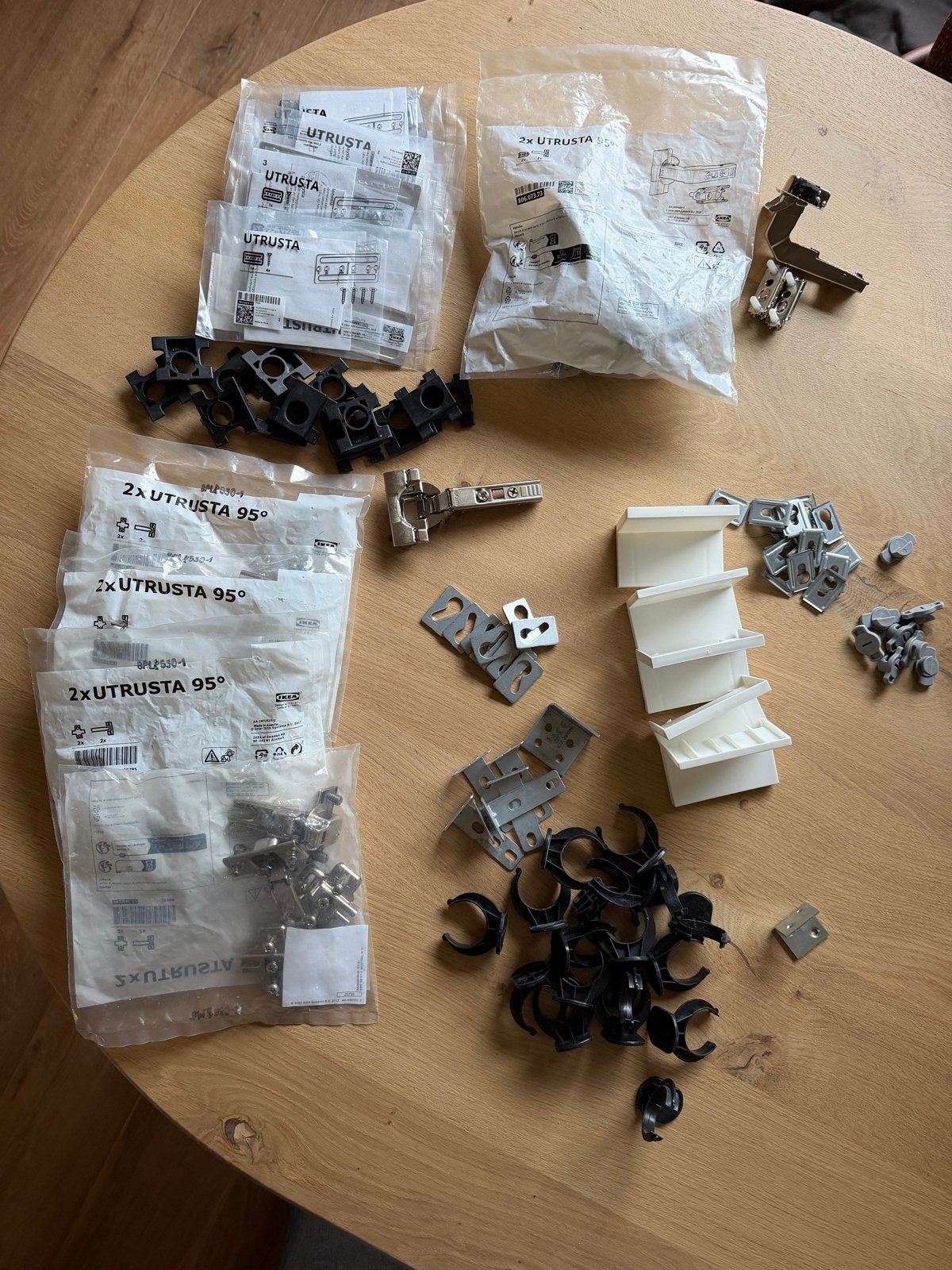 IKEA Utrusta Scharnieren en Bevestigingsmateriaal, Ophalen